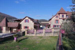 Propriete 5 locations saisonnieres Vallee de la Dordogne ensemble de la propriete scaled